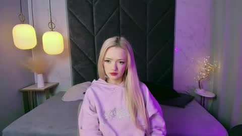 Emily online show from September 2025 03:39:02 PM