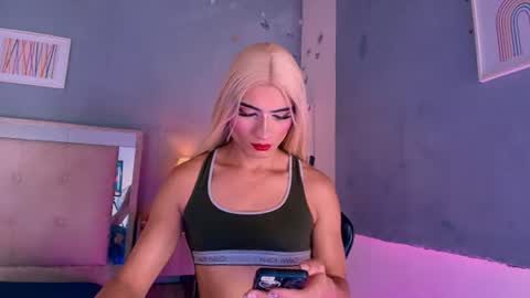 Snapshot of emily_castillo1_ chatting on July 2026 04:50:01 AM emily_castillo1_ online show from July 2026 04:50:01 AM
