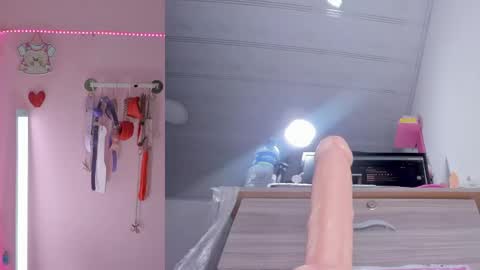 emily_foxxxi online show from April 2026 11:22:02 PM