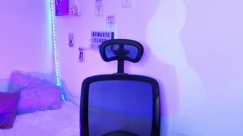 Emily Lindey online show from March 2026 05:44:01 AM