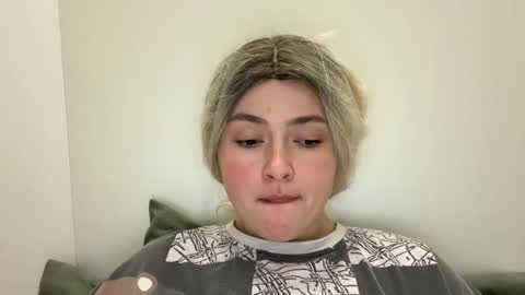 Snapshot of emily_morning_dew chatting on October 2025 08:32:01 PM emily_morning_dew online show from October 2025 08:32:01 PM