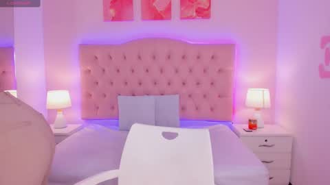 Snapshot of emily_roux chatting on February 2025 12:25:01 AM EMILY online show from February 2025 12:25:01 AM