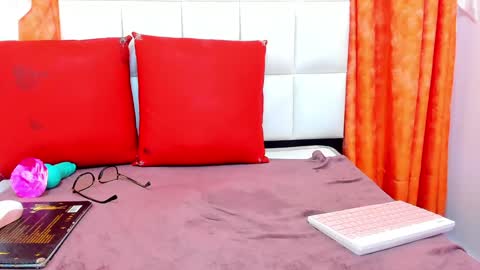 Snapshot of emily_sexy3 chatting on January 2025 05:18:01 PM Emily online show from January 2025 05:18:01 PM