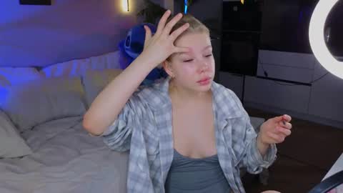 Snapshot of emily_shepard chatting on April 2026 02:35:01 AM emily shepard online show from April 2026 02:35:01 AM