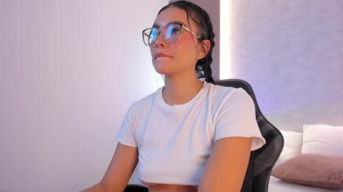 Snapshot of emily_tolson chatting on April 2026 09:39:33 PM emily_tolson online show from April 2026 09:39:33 PM