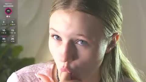 Snapshot of emilyhewell chatting on June 2026 11:35:01 PM Emi online show from June 2026 11:35:01 PM