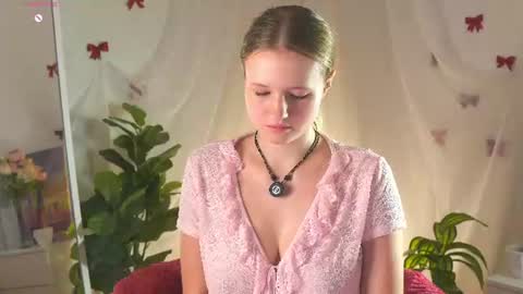 Snapshot of emilyhewell chatting on June 2026 11:18:01 PM Emi online show from June 2026 11:18:01 PM