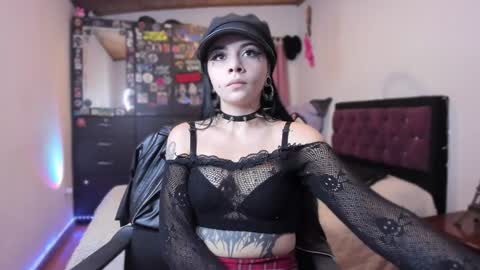 Snapshot of emilyrymer chatting on December 2024 07:11:01 PM Emily Support me to have 100 likes plx online show from December 2024 07:11:01 PM