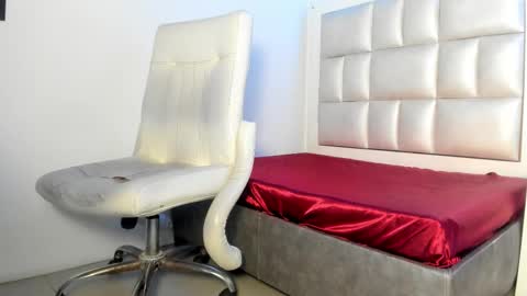 emma__js_ online show from January 2026 11:48:01 AM