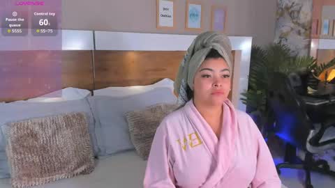 Snapshot of emma_bakker_ chatting on May 2026 08:32:02 AM Emma online show from May 2026 08:32:02 AM