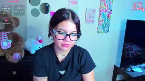 Snapshot of emma_boo_ chatting on June 2026 01:19:02 PM emma_boo_ online show from June 2026 01:19:02 PM