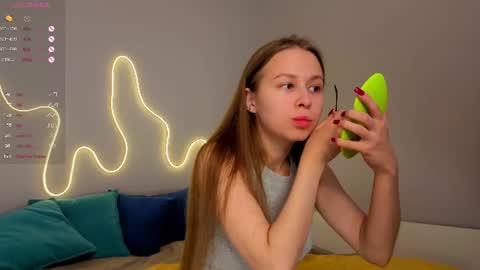 Snapshot of emma_clon chatting on June 2026 01:47:02 AM Emma online show from June 2026 01:47:02 AM