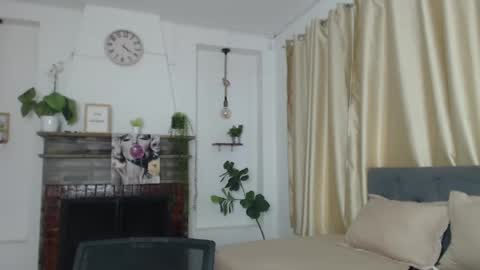 Snapshot of emma_hassani chatting on May 2026 06:01:02 PM Tell me Emma online show from May 2026 06:01:02 PM