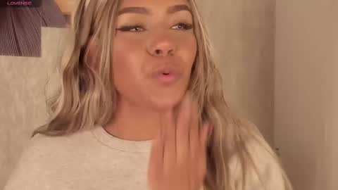 Snapshot of emma_morgann chatting on February 2025 11:54:01 AM Emma Morgann online show from February 2025 11:54:01 AM