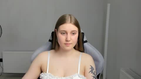 Snapshot of emma_sweettyy chatting on June 2026 12:07:02 PM Emma online show from June 2026 12:07:02 PM