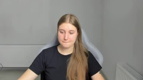 Snapshot of emma_sweettyy chatting on July 2026 06:39:02 AM Emma online show from July 2026 06:39:02 AM