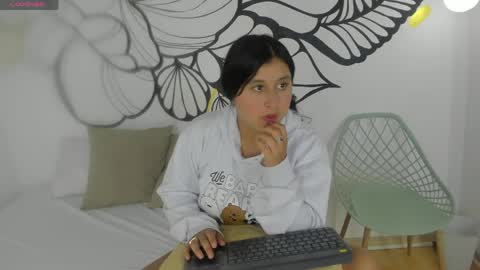 Snapshot of emmaajohnson chatting on April 2026 07:54:01 PM Emma online show from April 2026 07:54:01 PM