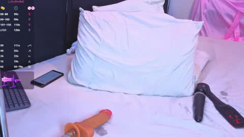 emmarouss1 online show from April 2026 01:41:01 PM