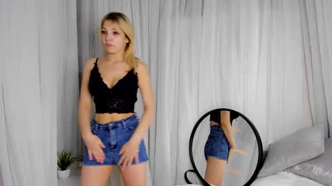 Snapshot of emmeralda_ chatting on December 2024 01:58:01 AM Sonya online show from December 2024 01:58:01 AM