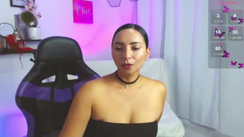 Emmi Cam online show from April 2026 01:09:02 PM