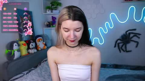 Snapshot of emmie_everly chatting on May 2026 08:03:02 PM emmie_everly online show from May 2026 08:03:02 PM