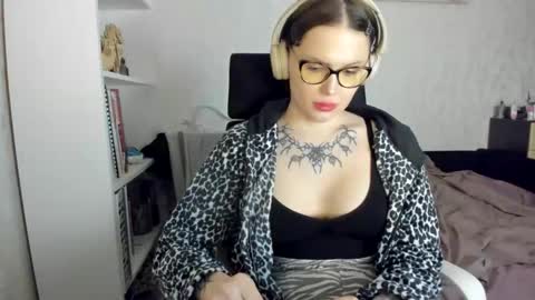 emydeliro online show from April 2026 06:45:01 PM