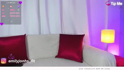 Snapshot of emylyjonhs chatting on May 2026 01:11:02 AM EMYLY online show from May 2026 01:11:02 AM