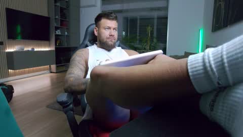 Erik online show from December 2025 05:42:02 PM