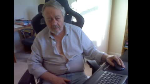 erasmus_d online show from April 2026 04:37:02 PM