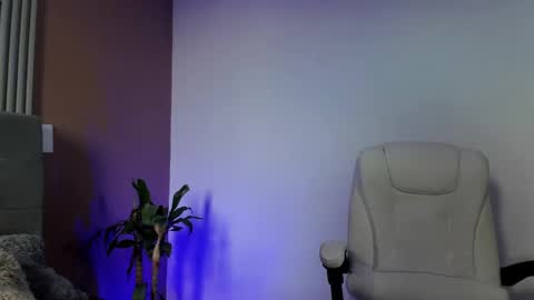 Eros Lux1 online show from April 2026 12:09:02 PM