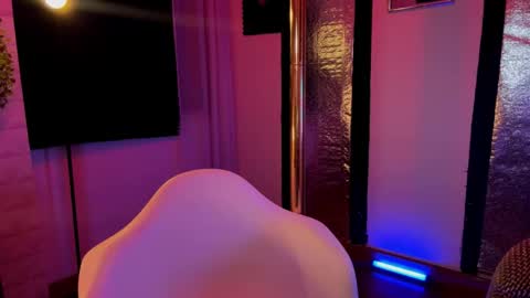 Snapshot of eroticmaze chatting on May 2026 11:35:01 PM Salom online show from May 2026 11:35:01 PM