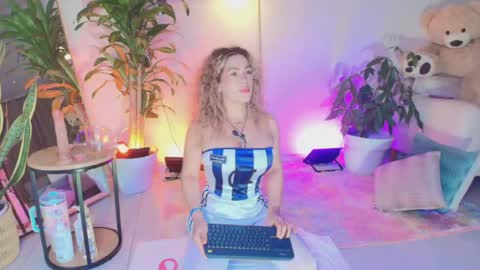 Snapshot of erotik_lady chatting on June 2026 04:38:02 AM TINY online show from June 2026 04:38:02 AM