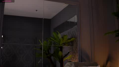 Snapshot of esmeainsley chatting on February 2025 10:53:02 PM Raluca  online show from February 2025 10:53:02 PM