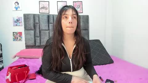 Snapshot of esmeraldaa_sc chatting on June 2026 06:27:02 AM Perla online show from June 2026 06:27:02 AM