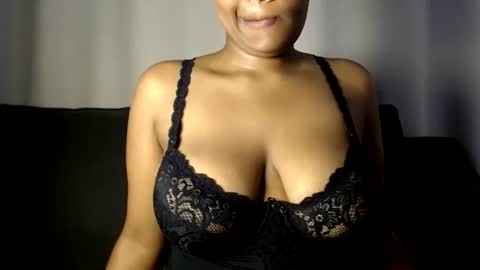 Snapshot of esmeray_ chatting on June 2026 12:02:02 AM Esme online show from June 2026 12:02:02 AM