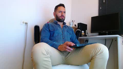 esteban online show from April 2026 04:05:02 PM