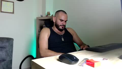 Snapshot of esteban_fer chatting on June 2026 04:40:01 AM Esteban Fernandez online show from June 2026 04:40:01 AM