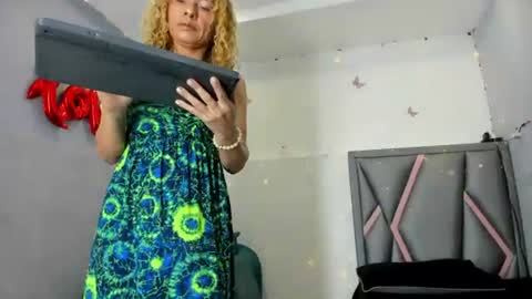 Snapshot of esterlindez chatting on July 2026 07:57:02 PM esterlindez online show from July 2026 07:57:02 PM