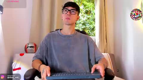 etham_wolf1 online show from June 2026 05:47:01 PM