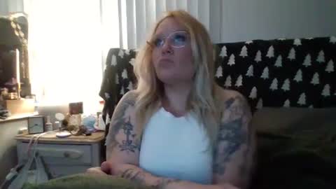 Snapshot of euphoric_desires_pillowtalk chatting on February 2025 08:40:02 AM Hunter and Linzzy online show from February 2025 08:40:02 AM