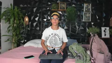 Snapshot of evaa_campbell chatting on June 2026 12:22:01 PM Eva online show from June 2026 12:22:01 PM