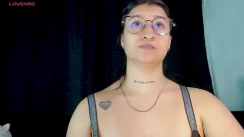 Snapshot of evah_lee chatting on July 2026 03:33:02 AM Evah Lee online show from July 2026 03:33:02 AM