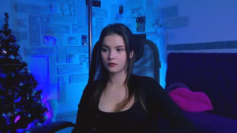 Snapshot of evathopson chatting on December 2024 06:33:01 PM Eva  next stream -  - 1600 UTC2000  online show from December 2024 06:33:01 PM