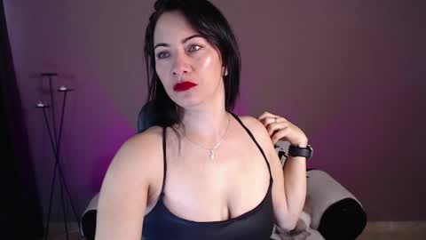 Snapshot of evee_e chatting on May 2026 03:39:01 PM Evee online show from May 2026 03:39:01 PM