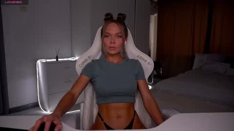 Snapshot of evelina_fox chatting on June 2026 09:36:02 AM Evelina online show from June 2026 09:36:02 AM