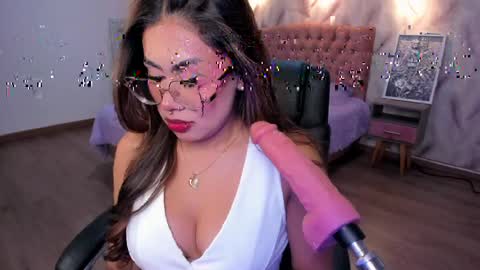 Eveline  online show from April 2026 07:09:02 PM