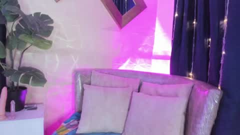 evelyn__rose1 online show from April 2026 05:23:01 AM