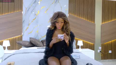 E V E L Y N  online show from November 2025 01:11:01 PM