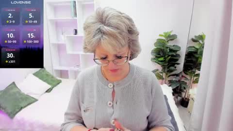 Evelyn online show from December 2025 05:17:02 AM