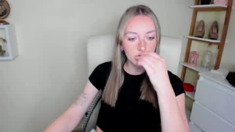 Snapshot of evelynblond chatting on November 2025 01:47:02 PM evelynblond online show from November 2025 01:47:02 PM